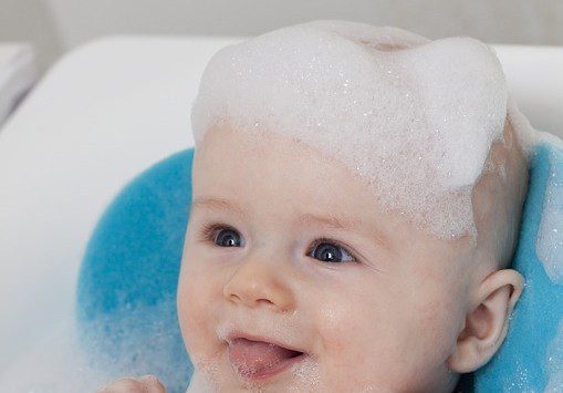 Jak pečovat o dětské vlásky a vlasovou pokožku